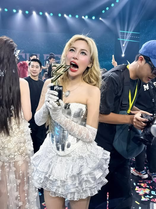 Đúng dịp cuối năm, MisThy bất ngờ để mặt mộc, biến hình Ahri Huyền Thoại Trỗi Dậy khiến anh em game thủ điêu đứng - Ảnh 1.