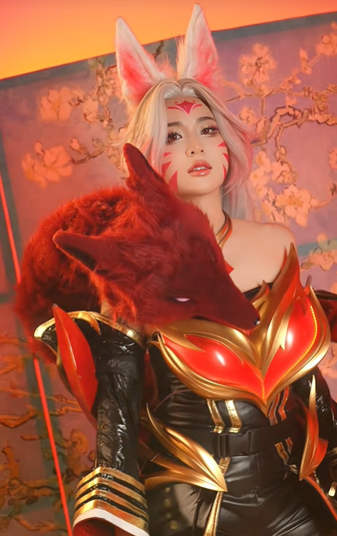 Đúng dịp cuối năm, MisThy bất ngờ để mặt mộc, biến hình Ahri Huyền Thoại Trỗi Dậy khiến anh em game thủ điêu đứng - Ảnh 3.