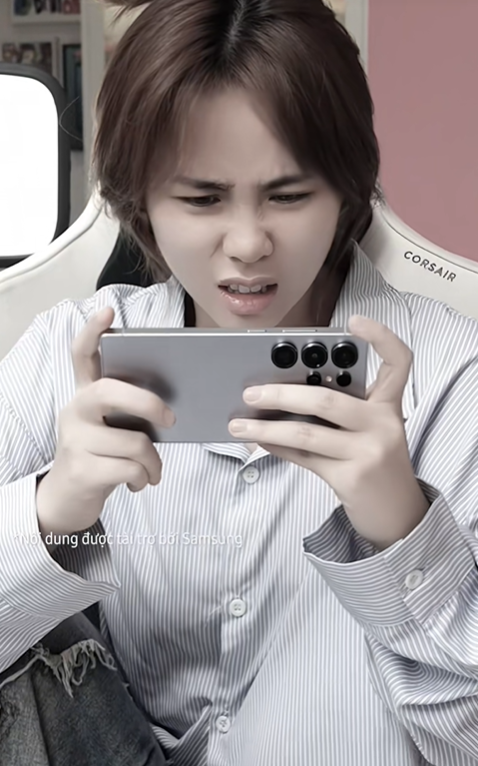 Đúng dịp cuối năm, MisThy bất ngờ để mặt mộc, biến hình Ahri Huyền Thoại Trỗi Dậy khiến anh em game thủ điêu đứng - Ảnh 4.