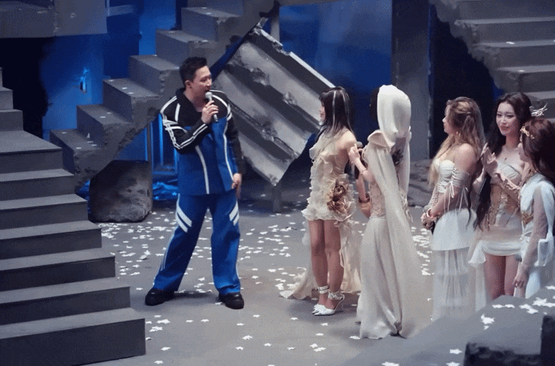 Mỹ nhân là "kỳ tích" của Thỏ Ơi!!: Visual siêu phàm thoát tục, khiến Trấn Thành bật khóc trước 300 người - Ảnh 2.