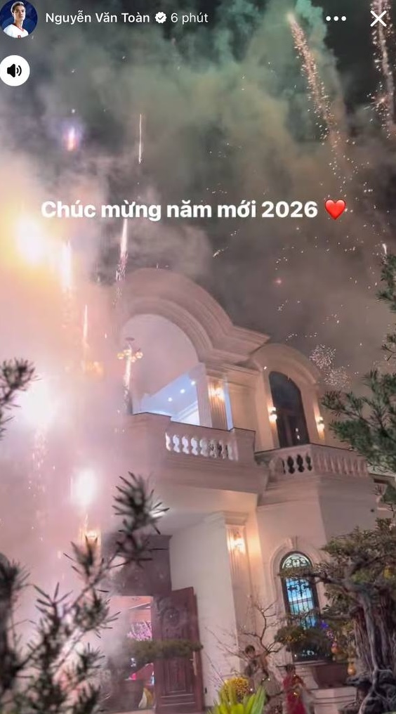 Sao bóng đá Việt đón Tết 2026: Văn Toàn khoe pháo hoa bên biệt thự, Quế Ngọc Hải gửi lời chúc ngọt ngào đến vợ - Ảnh 1.