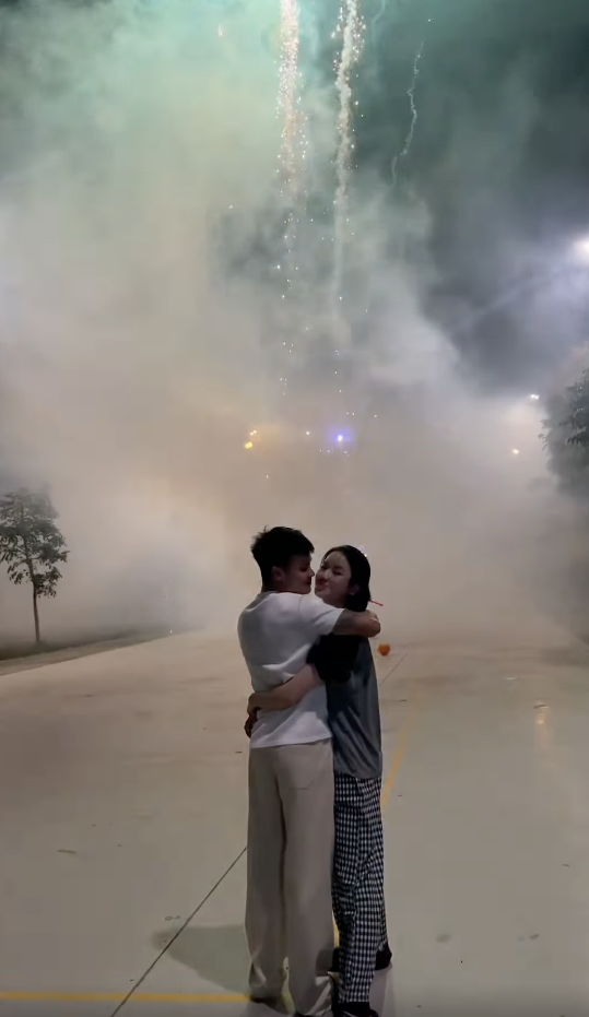 Quang Hải vừa ngắm pháo hoa vừa hôn Chu Thanh Huyền đầy ngọt ngào ngày năm mới - Ảnh 2.