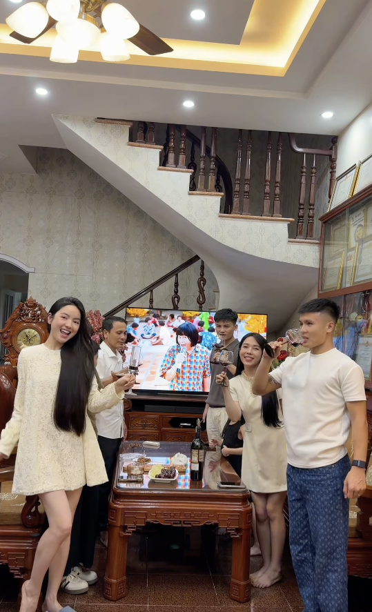 Quang Hải vừa ngắm pháo hoa vừa hôn Chu Thanh Huyền đầy ngọt ngào ngày năm mới - Ảnh 1.