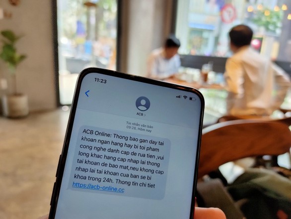 Giật mình tin nhắn "Khóa tài khoản" ngày Tết: Cú lừa tiền tỷ chỉ sau một cú chạm- Ảnh 1.