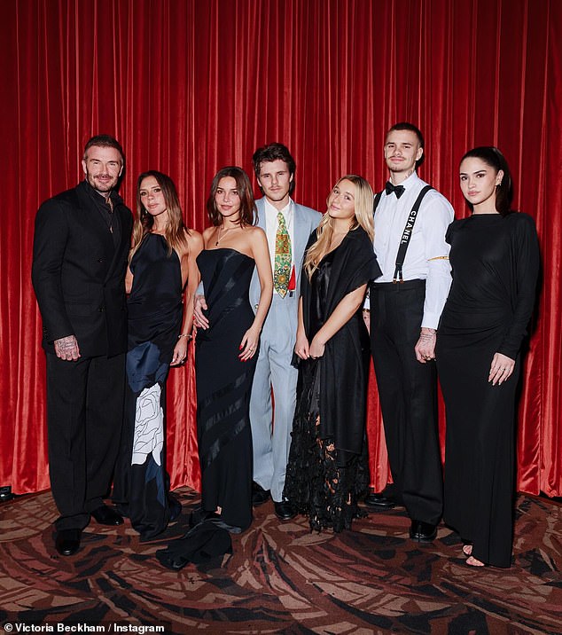 Cả nhà Beckham lên đồ sang chảnh, khí chất tài phiệt bên nhau, cậu cả Brooklyn vẫn tự cô lập khỏi gia đình - Ảnh 1.