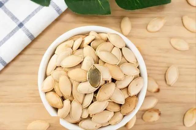 Ăn hạt bí đỏ giúp bổ dưỡng, nhưng sau 60 tuổi cần nhớ 5 điều này để tránh rước bệnh vào người- Ảnh 1.