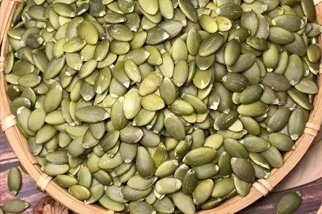 Ăn hạt bí đỏ giúp bổ dưỡng, nhưng sau 60 tuổi cần nhớ 5 điều này để tránh rước bệnh vào người- Ảnh 2.