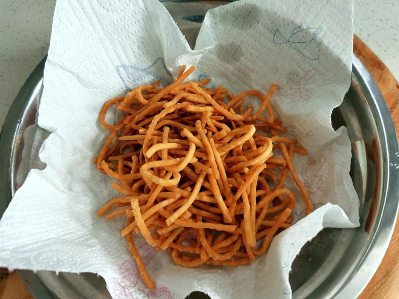 Món trứng cút cuộn mì giòn tan hoàn hảo cho bữa cơm ngày Tết 2026 - Ảnh 9.