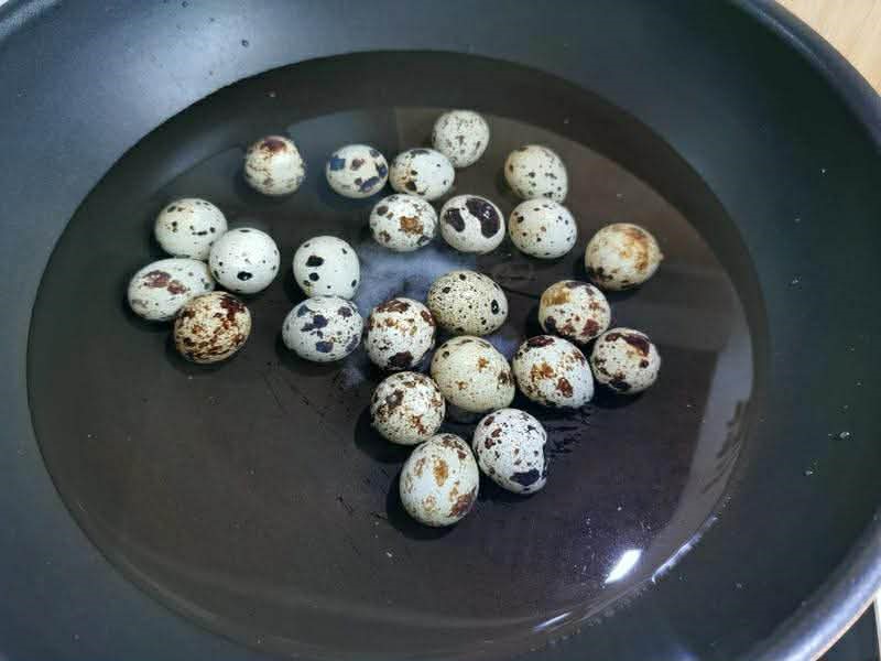 Món trứng cút cuộn mì giòn tan hoàn hảo cho bữa cơm ngày Tết 2026 - Ảnh 2.