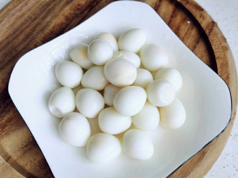 Món trứng cút cuộn mì giòn tan hoàn hảo cho bữa cơm ngày Tết 2026 - Ảnh 3.