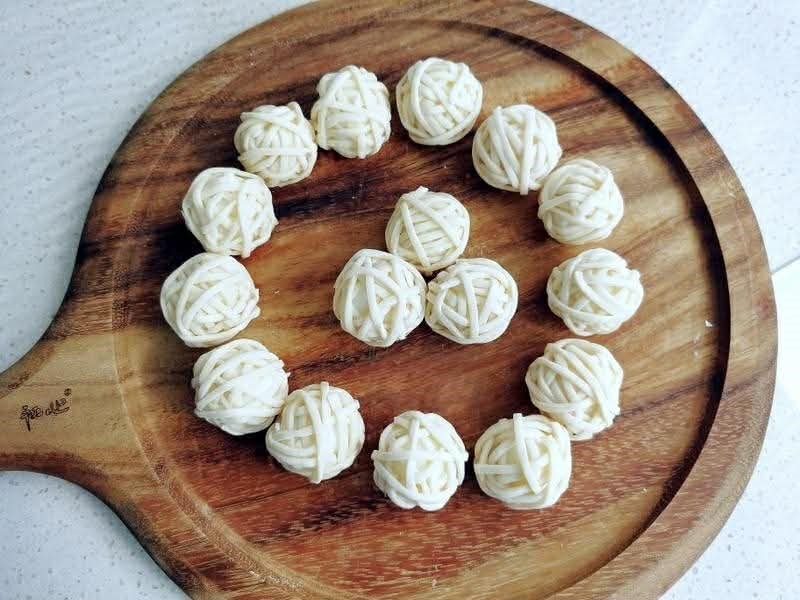 Món trứng cút cuộn mì giòn tan hoàn hảo cho bữa cơm ngày Tết 2026 - Ảnh 4.