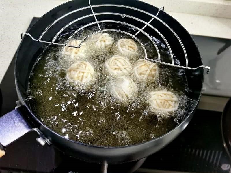 Món trứng cút cuộn mì giòn tan hoàn hảo cho bữa cơm ngày Tết 2026 - Ảnh 5.