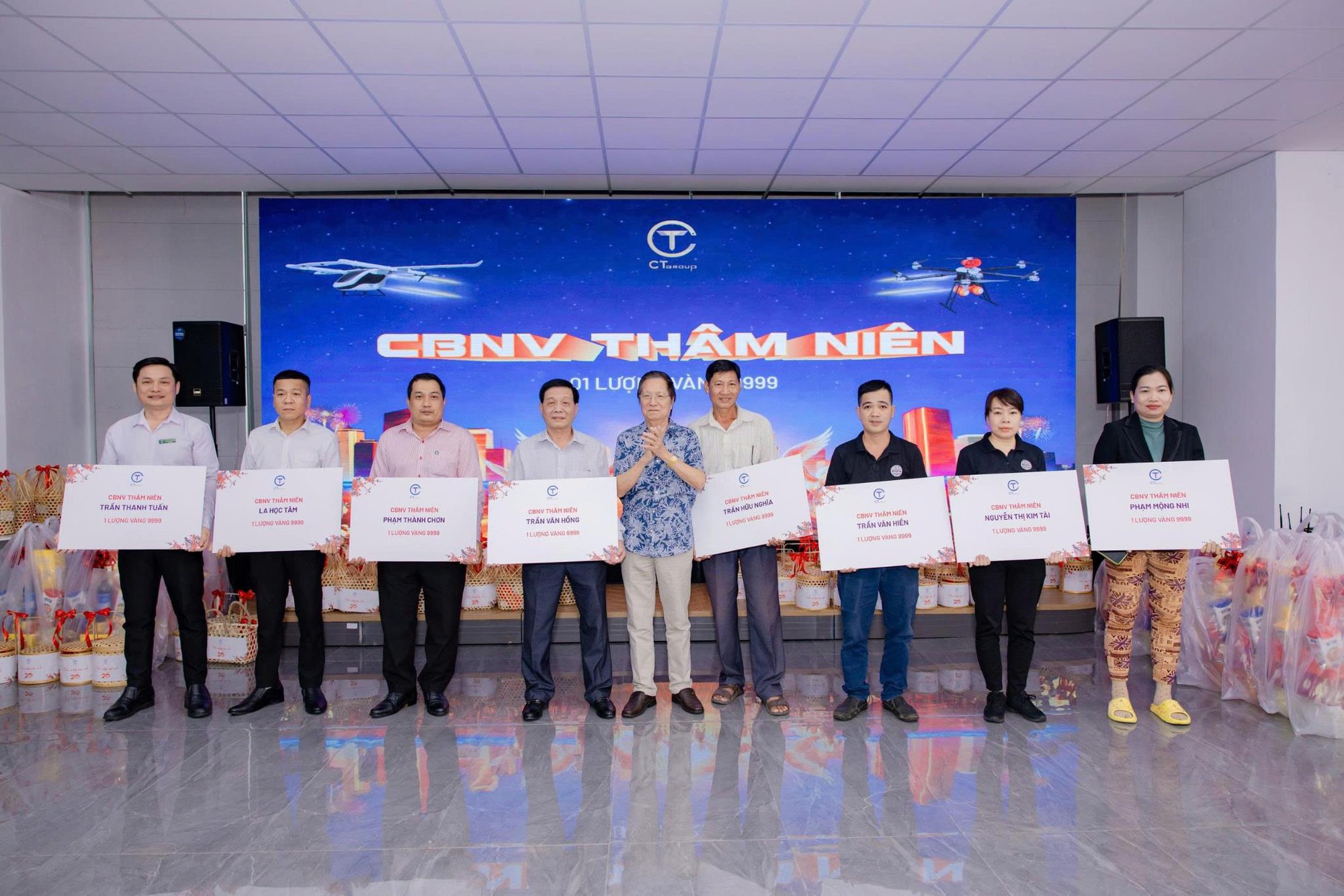 Nhiều tạp vụ, bảo vệ bật khóc khi nhận thưởng Tết là một lượng vàng 9999 - Ảnh 1.