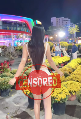 Ngay đầu năm, hot girl này đã gây tranh cãi với trang phục dạo phố vô cùng phản cảm - Ảnh 2.