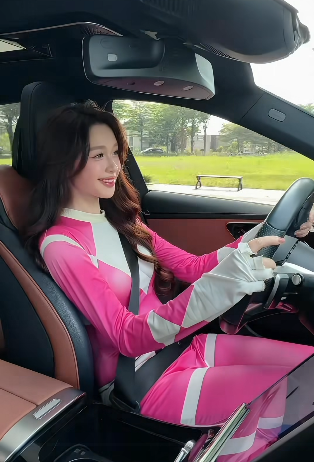 "Biến hình" thành siêu nhân để… lái xe, hot girl khiến người xem thích thú - Ảnh 4.