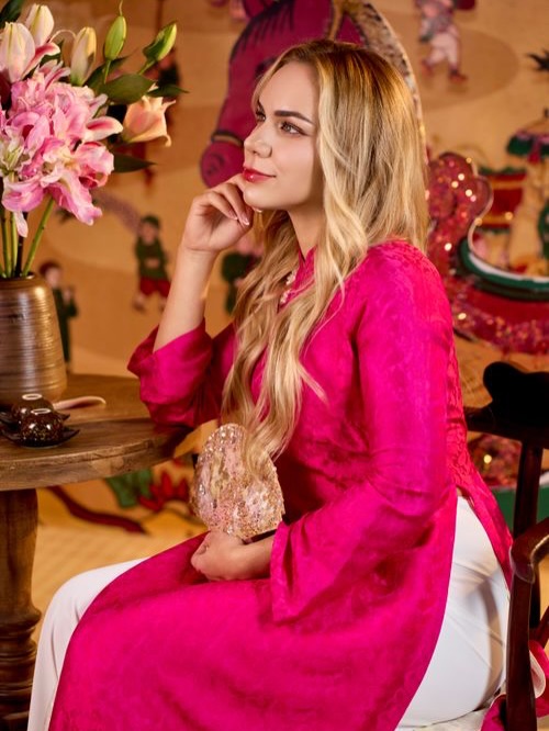 Vợ Brazil của Xuân Son gây sốt khi diện áo dài đón Tết Việt, xinh đẹp rạng rỡ, khoe trọn vóc dáng nuột nà- Ảnh 4.