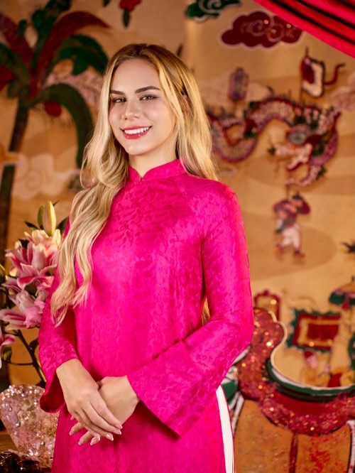 Vợ Brazil của Xuân Son gây sốt khi diện áo dài đón Tết Việt, xinh đẹp rạng rỡ, khoe trọn vóc dáng nuột nà- Ảnh 5.