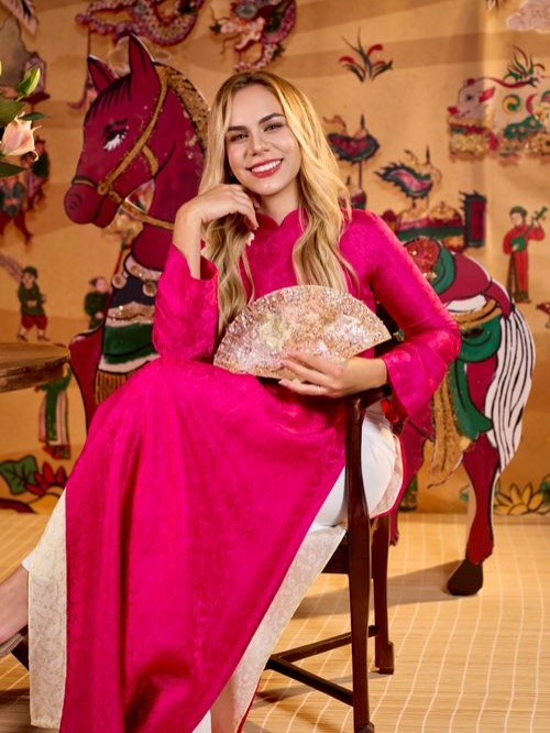 Vợ Brazil của Xuân Son gây sốt khi diện áo dài đón Tết Việt, xinh đẹp rạng rỡ, khoe trọn vóc dáng nuột nà- Ảnh 1.