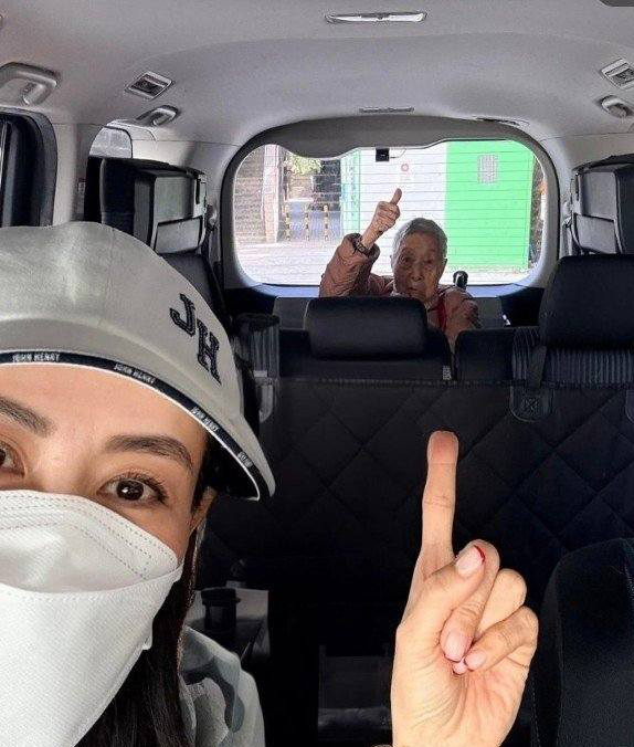 Nữ diễn viên vào viện dưỡng lão, đón người giúp việc 102 tuổi về ăn Tết gây xúc động- Ảnh 2.