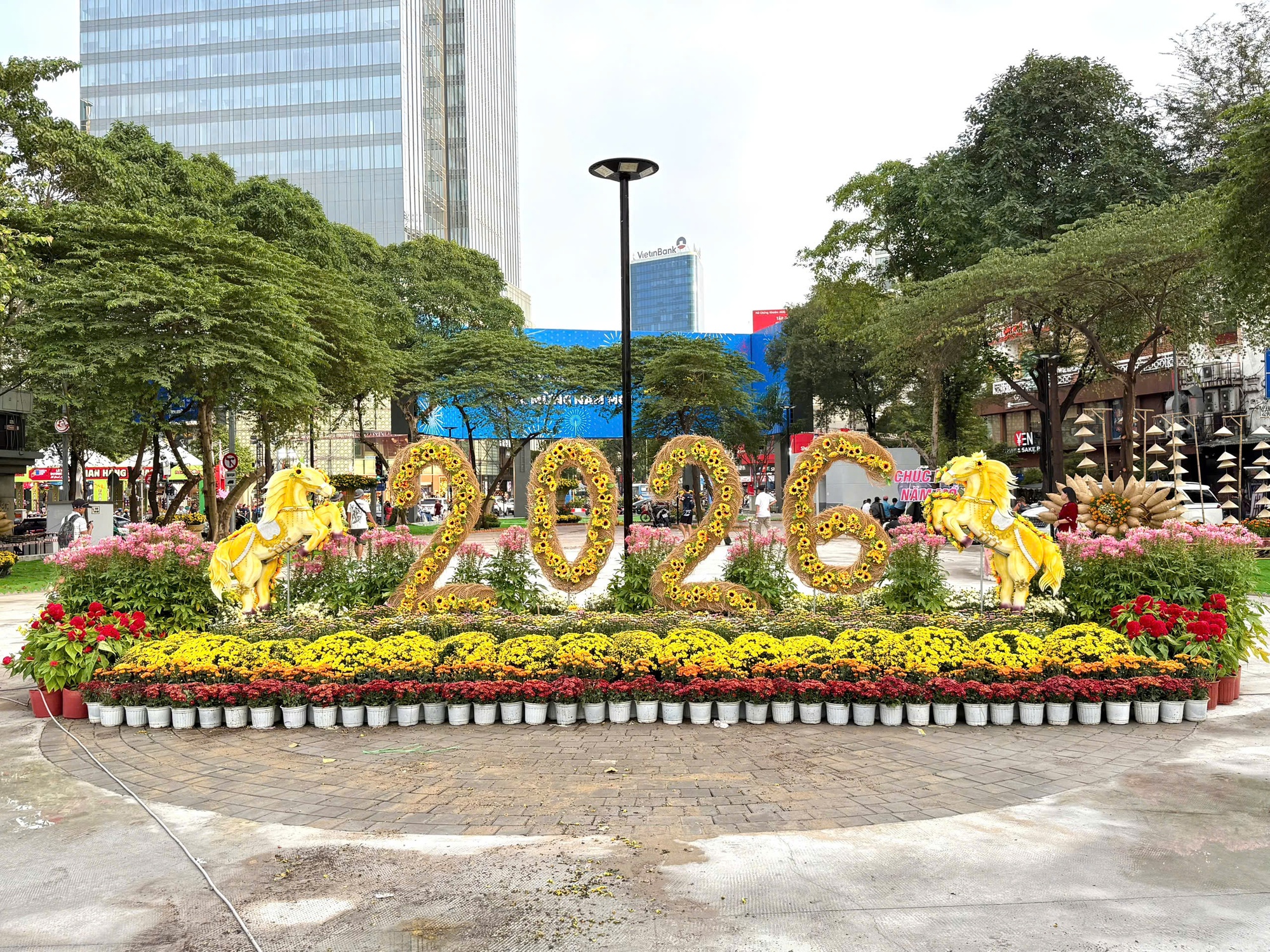 Cảnh tượng ngay lúc này tại khu đất giữa trung tâm TP.HCM: Nhiều người không tin vào mắt mình- Ảnh 1.