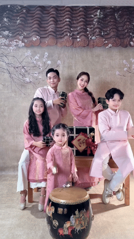 Visual "cực phẩm" gia đình Khánh Thi - Phan Hiển hút 1,4 triệu lượt xem, Lisa đáng yêu đứng yên một chỗ cũng "chiếm spotlight" - Ảnh 1.