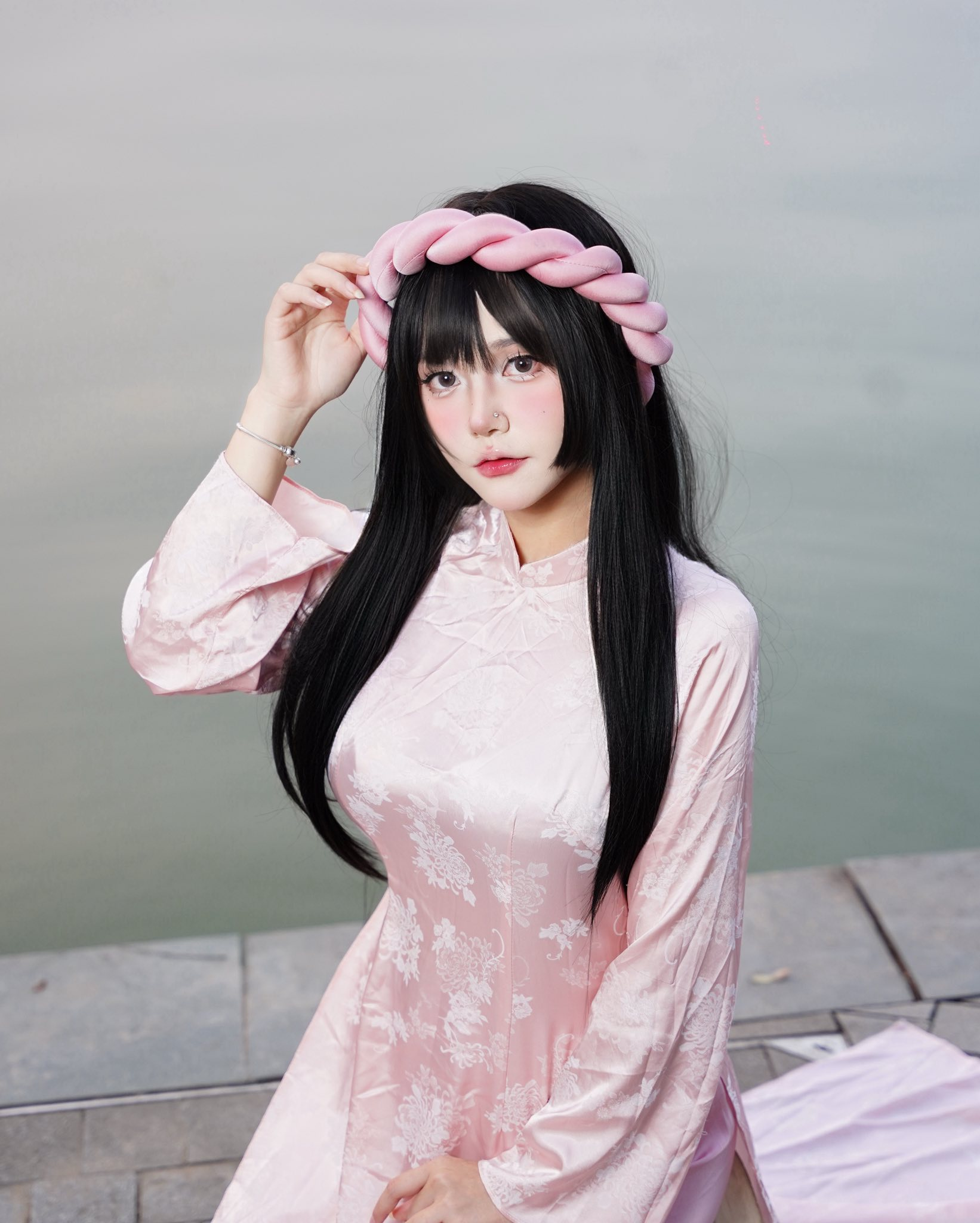 "Thoát vai" nữ coser quyến rũ, Cigw Pols ghi điểm tuyệt đối với bộ ảnh áo dài đón Tết dịu keo - Ảnh 1.