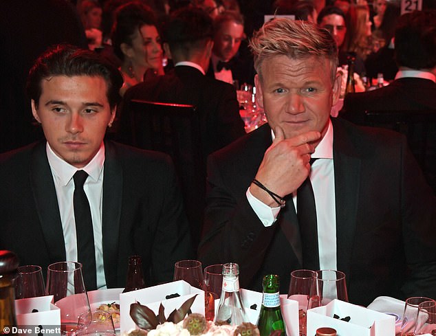 Cậu cả nhà Beckham thẳng tay "unfollow" 2 bạn thân thời thơ ấu chỉ vì bố của họ khuyên Brooklyn "hãy nhớ cội nguồn" - Ảnh 3.