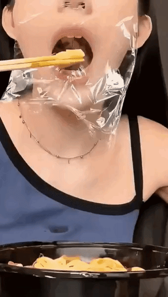 Khó tin: Giới trẻ thời nay cuồng giảm cân tới mức chỉ nhai nilon mà sống- Ảnh 1. Khó tin: Giới trẻ thời nay cuồng giảm cân tới mức chỉ nhai nilon mà sống- Ảnh 1.