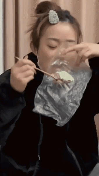 Khó tin: Giới trẻ thời nay cuồng giảm cân tới mức chỉ nhai nilon mà sống- Ảnh 3. Khó tin: Giới trẻ thời nay cuồng giảm cân tới mức chỉ nhai nilon mà sống- Ảnh 3.