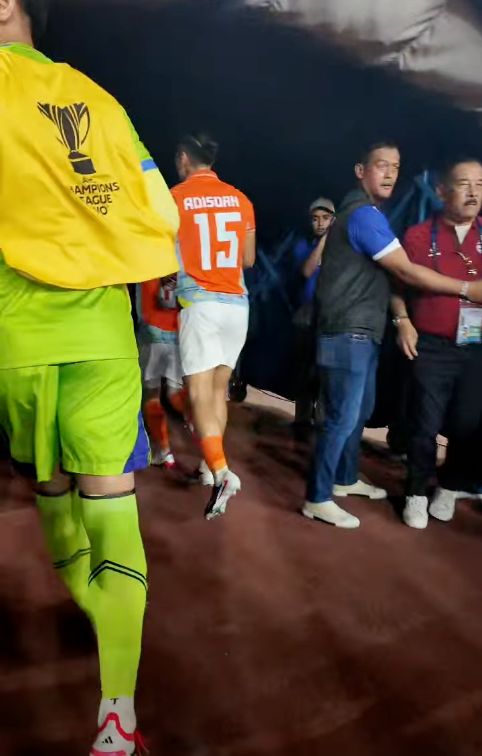 Sốc: CĐV Indonesia tràn xuống sân tấn công trọng tài và cầu thủ Thái Lan khi đội nhà bị loại khỏi cúp C2 châu Á - Ảnh 4.