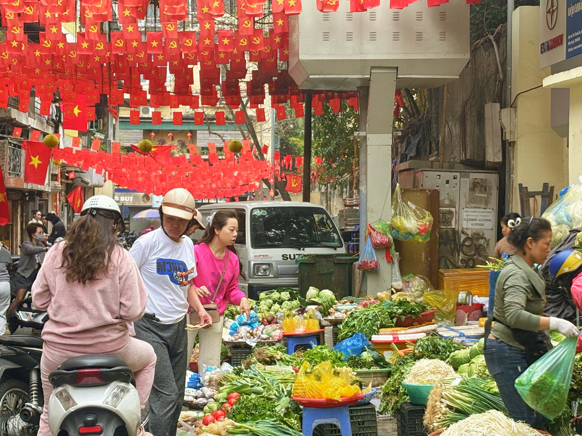 Đi chợ những ngày đầu tiên của năm: không thiếu thứ gì, bún - phở - rau xanh đắt hàng - Ảnh 1.