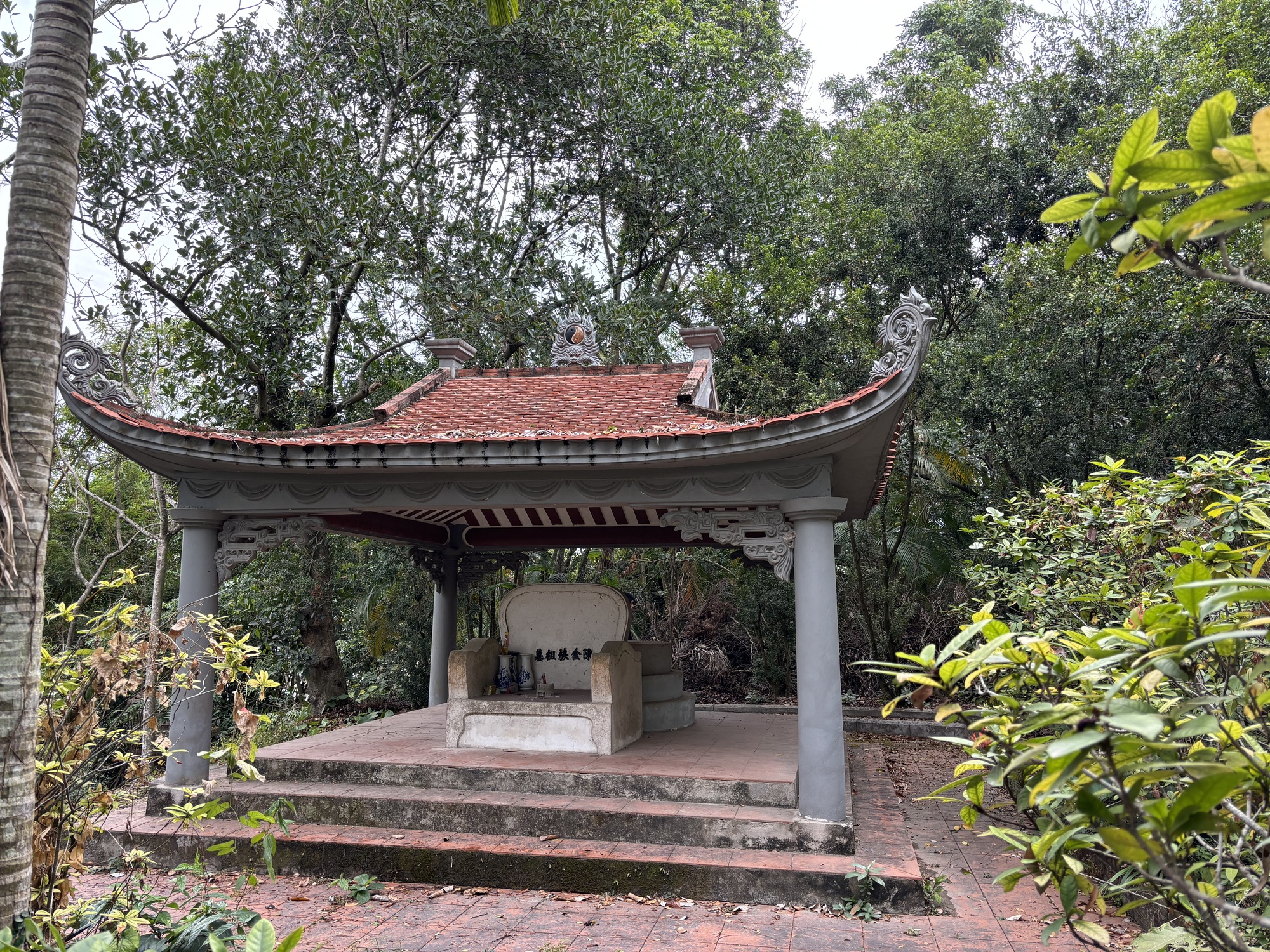 Ngọn núi cao chưa đến 100m, được mệnh danh là "núi rồng": Trên đỉnh có di tích quốc gia gần 1000 tuổi- Ảnh 4.