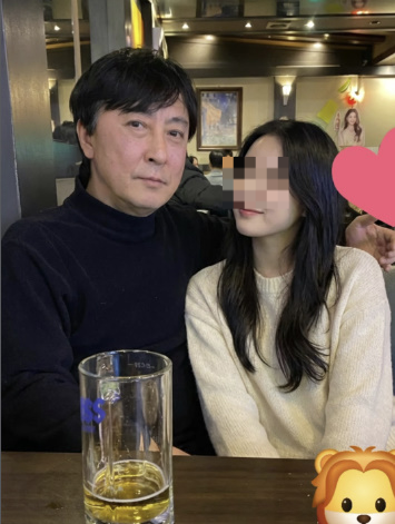 Tài tử U60 công khai bạn gái ngay dịp Tết, nhan sắc thế nào mà bị nhầm thành AI?- Ảnh 1.