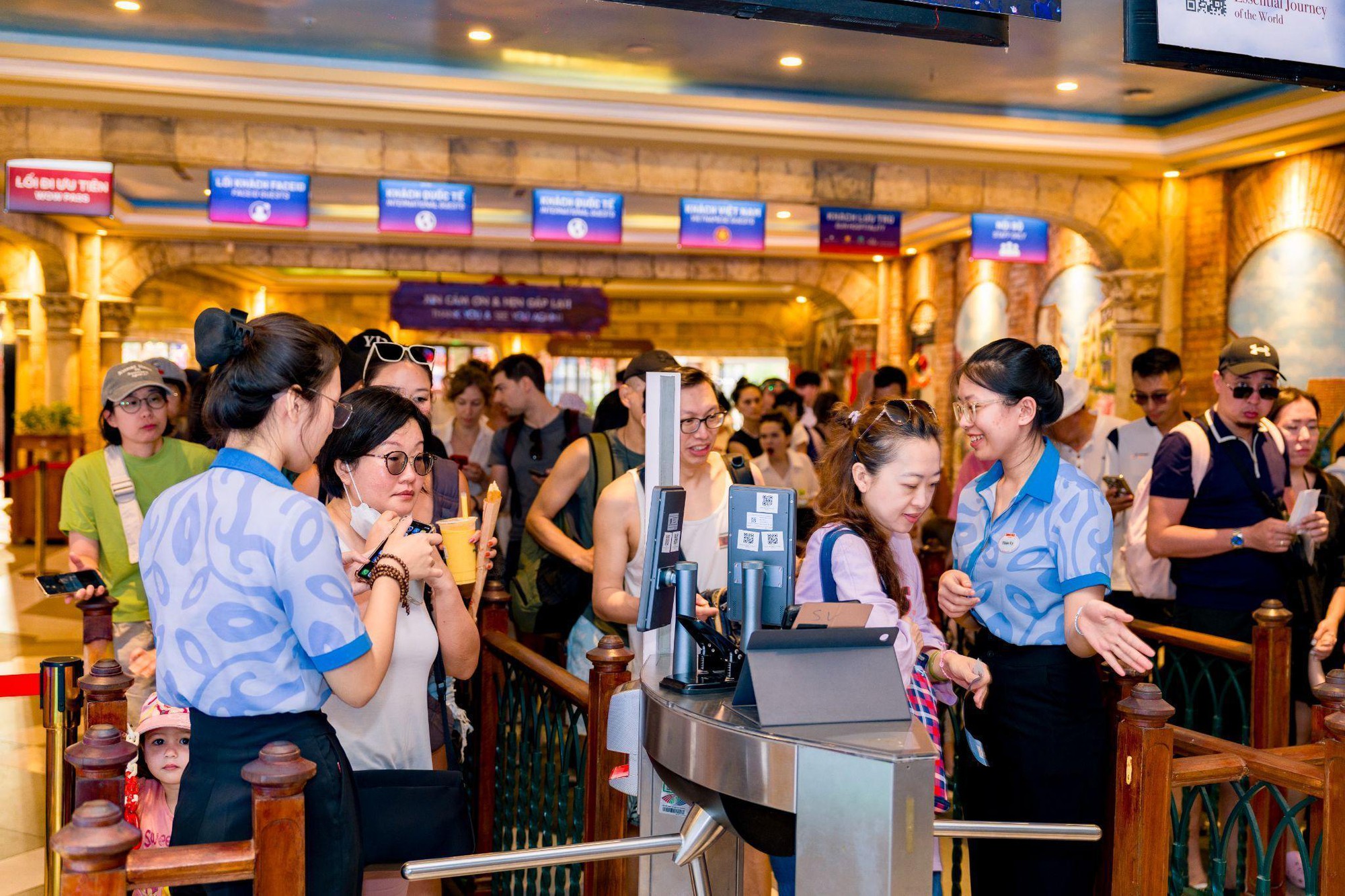 Tấp nập khách quốc tế ở Thị trấn Hoàng Hôn, Phú Quốc dịp Tết Nguyên đán - Ảnh 1.