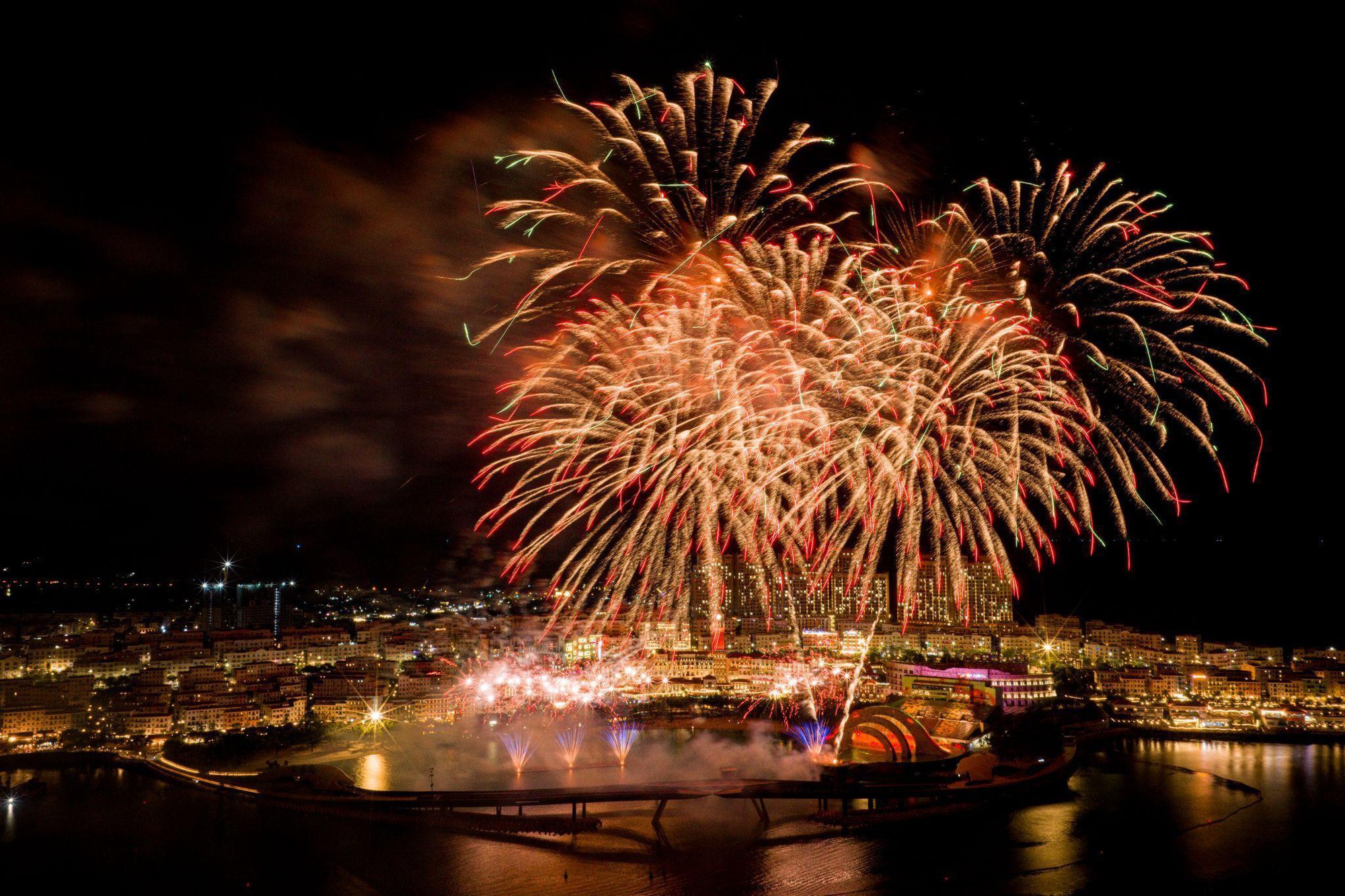 Tấp nập khách quốc tế ở Thị trấn Hoàng Hôn, Phú Quốc dịp Tết Nguyên đán - Ảnh 2.