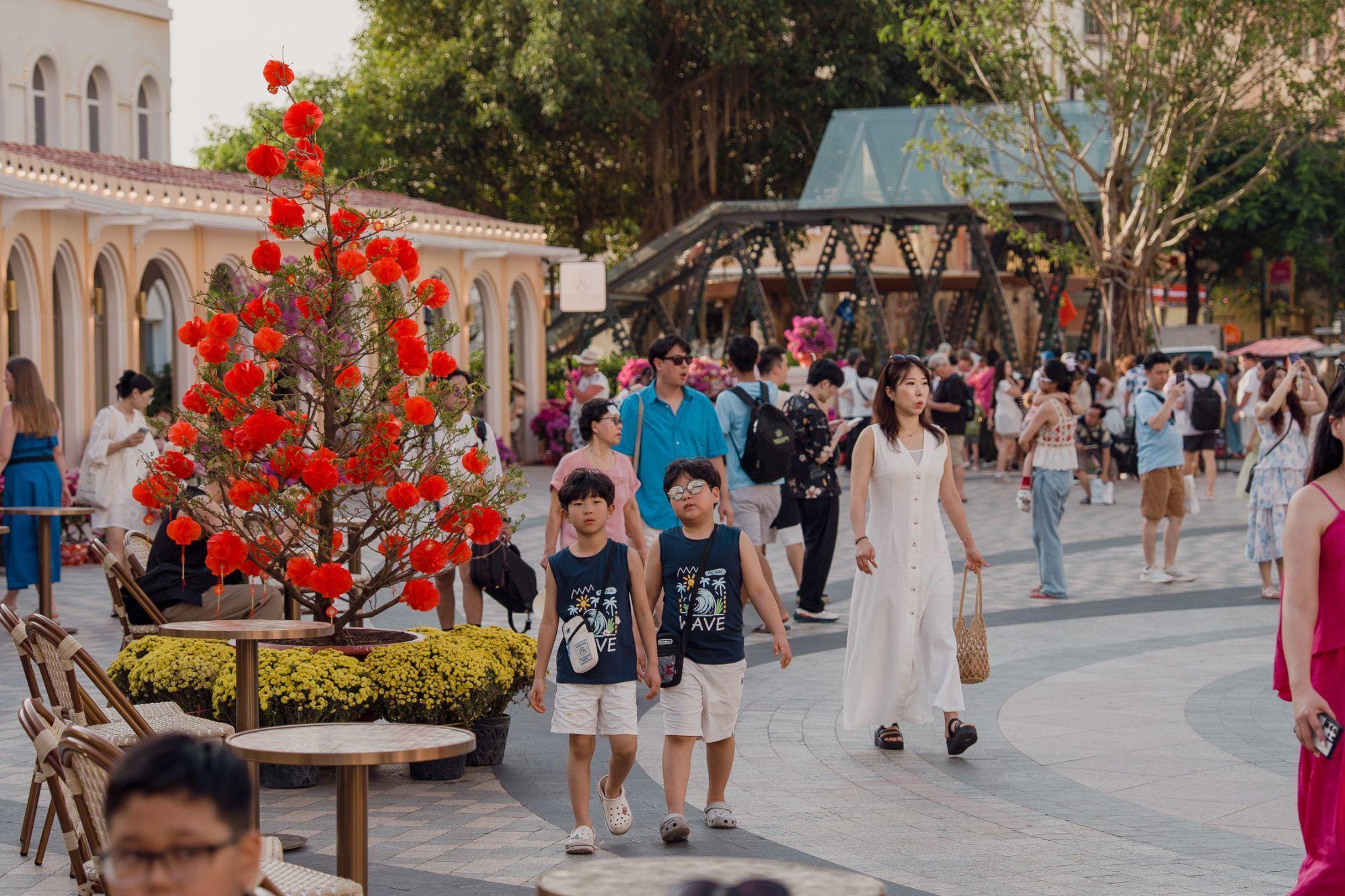 Tấp nập khách quốc tế ở Thị trấn Hoàng Hôn, Phú Quốc dịp Tết Nguyên đán - Ảnh 3.