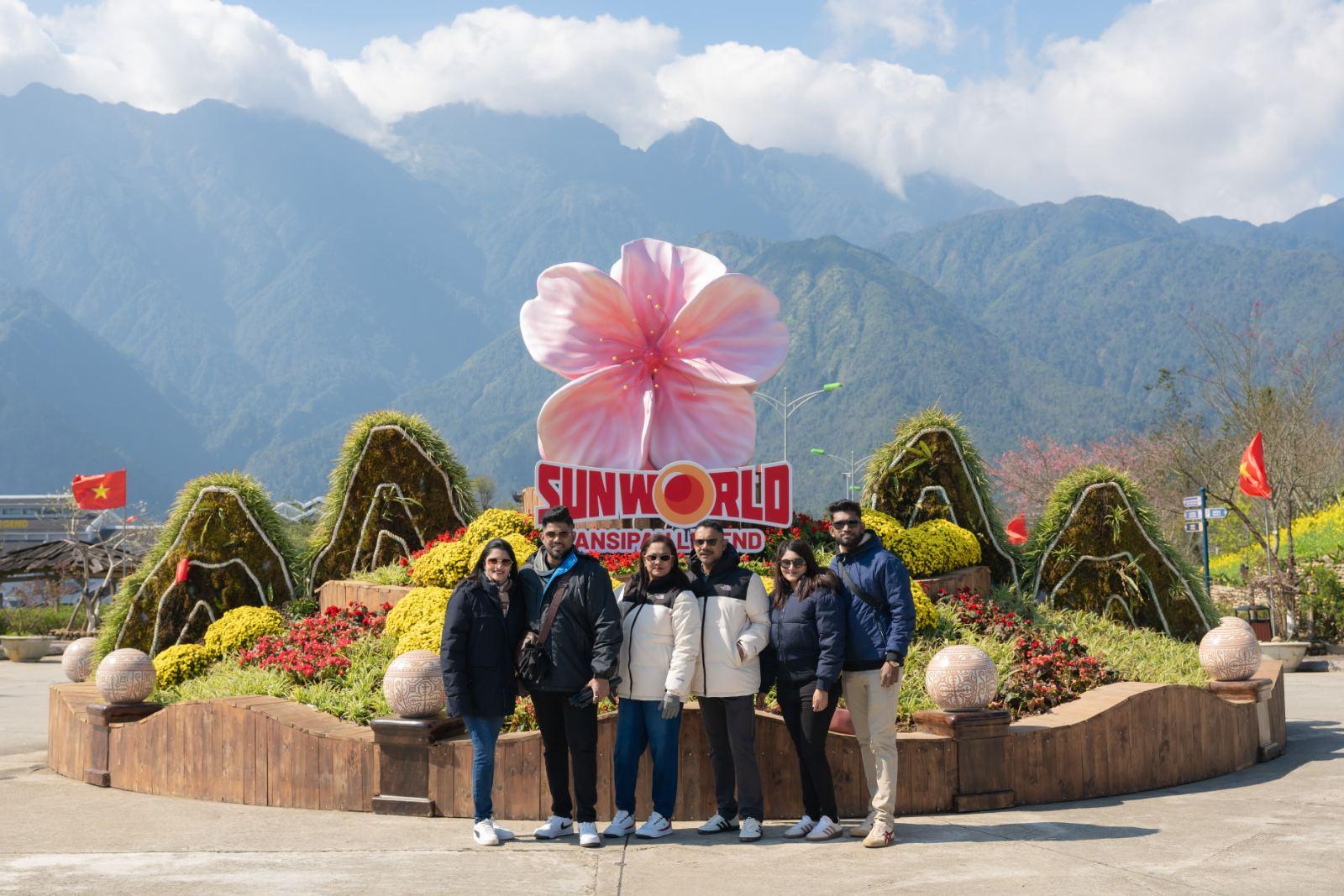 Hà Nội, Sa Pa, Hạ Long, Hà Nam nhộn nhịp khách du xuân ngay từ những ngày đầu năm mới - Ảnh 3. Hà Nội, Sa Pa, Hạ Long, Hà Nam nhộn nhịp khách du xuân ngay từ những ngày đầu năm mới - Ảnh 3.