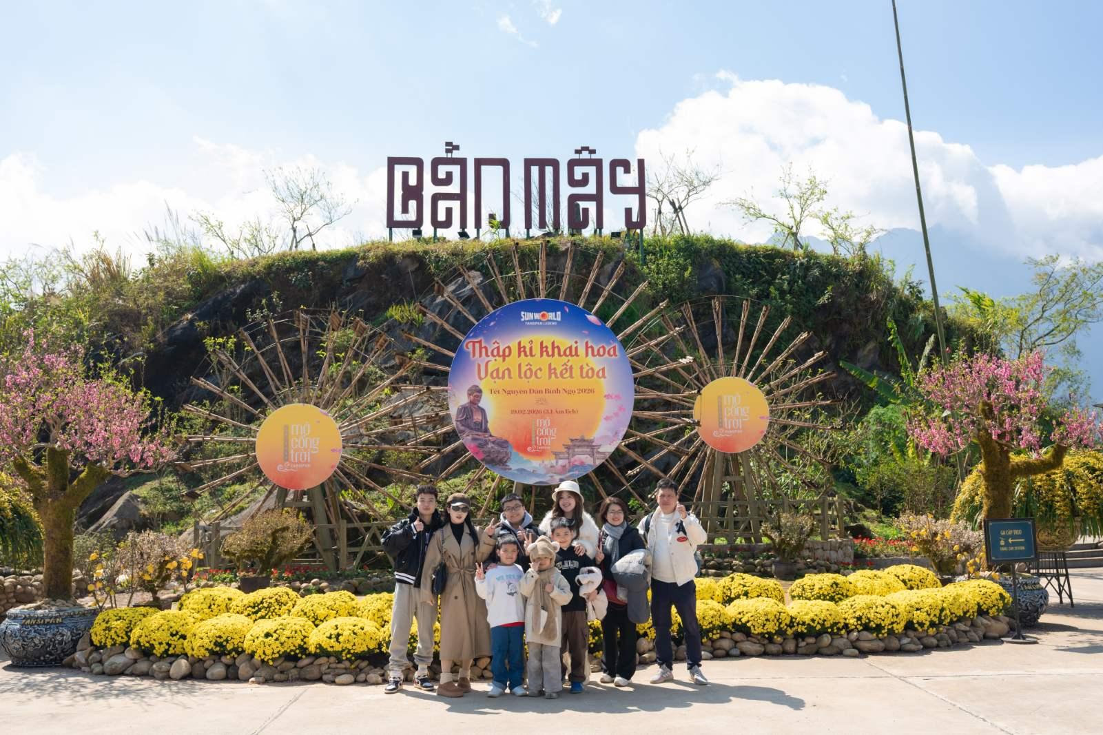 Hà Nội, Sa Pa, Hạ Long, Hà Nam nhộn nhịp khách du xuân ngay từ những ngày đầu năm mới - Ảnh 4. Hà Nội, Sa Pa, Hạ Long, Hà Nam nhộn nhịp khách du xuân ngay từ những ngày đầu năm mới - Ảnh 4.