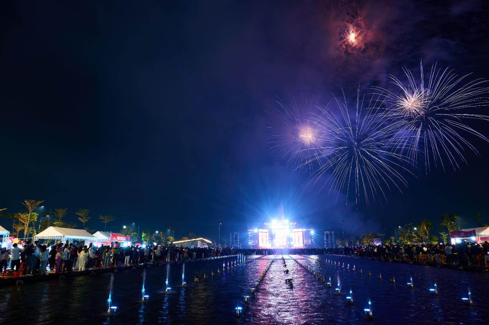 Hà Nội, Sa Pa, Hạ Long, Hà Nam nhộn nhịp khách du xuân ngay từ những ngày đầu năm mới - Ảnh 7. Hà Nội, Sa Pa, Hạ Long, Hà Nam nhộn nhịp khách du xuân ngay từ những ngày đầu năm mới - Ảnh 7.