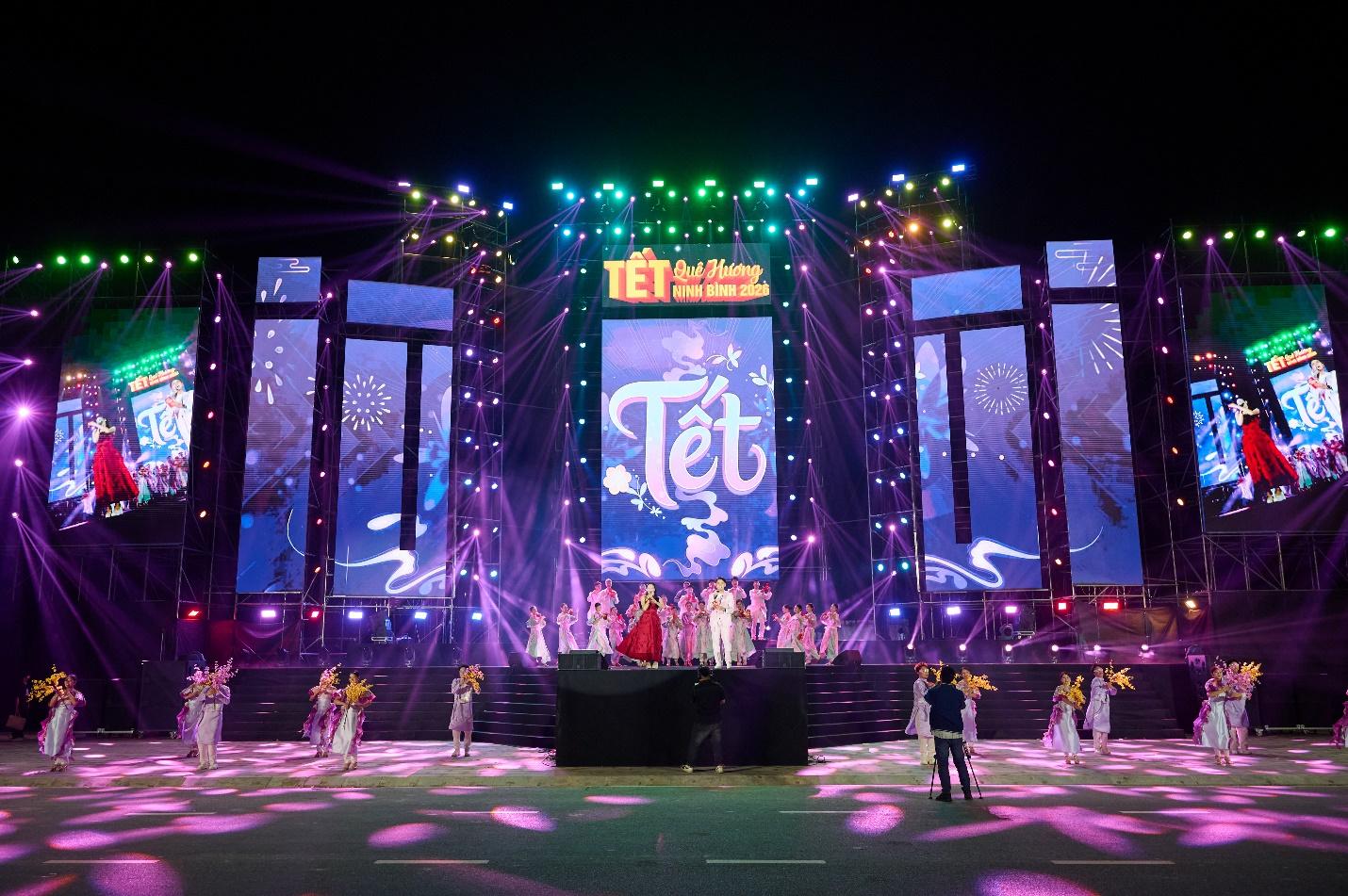 Hà Nội, Sa Pa, Hạ Long, Hà Nam nhộn nhịp khách du xuân ngay từ những ngày đầu năm mới - Ảnh 8. Hà Nội, Sa Pa, Hạ Long, Hà Nam nhộn nhịp khách du xuân ngay từ những ngày đầu năm mới - Ảnh 8.