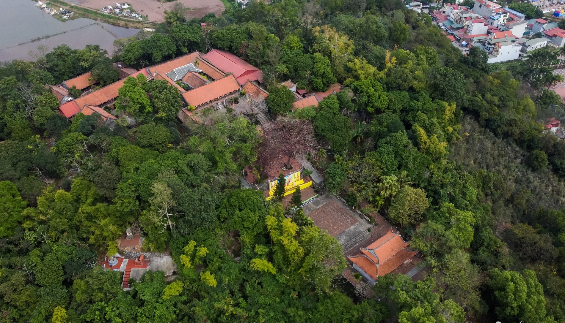 Ngọn núi cao chưa đến 100m, được mệnh danh là "núi rồng": Trên đỉnh có di tích quốc gia gần 1000 tuổi- Ảnh 1.