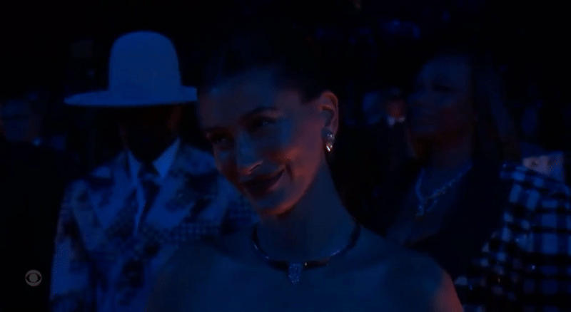 Người đàn ông mang độc 1 chiếc quần diễn lễ trao giải âm nhạc lớn nhất hành tinh- Ảnh 1. Người đàn ông mang độc 1 chiếc quần diễn lễ trao giải âm nhạc lớn nhất hành tinh- Ảnh 1.