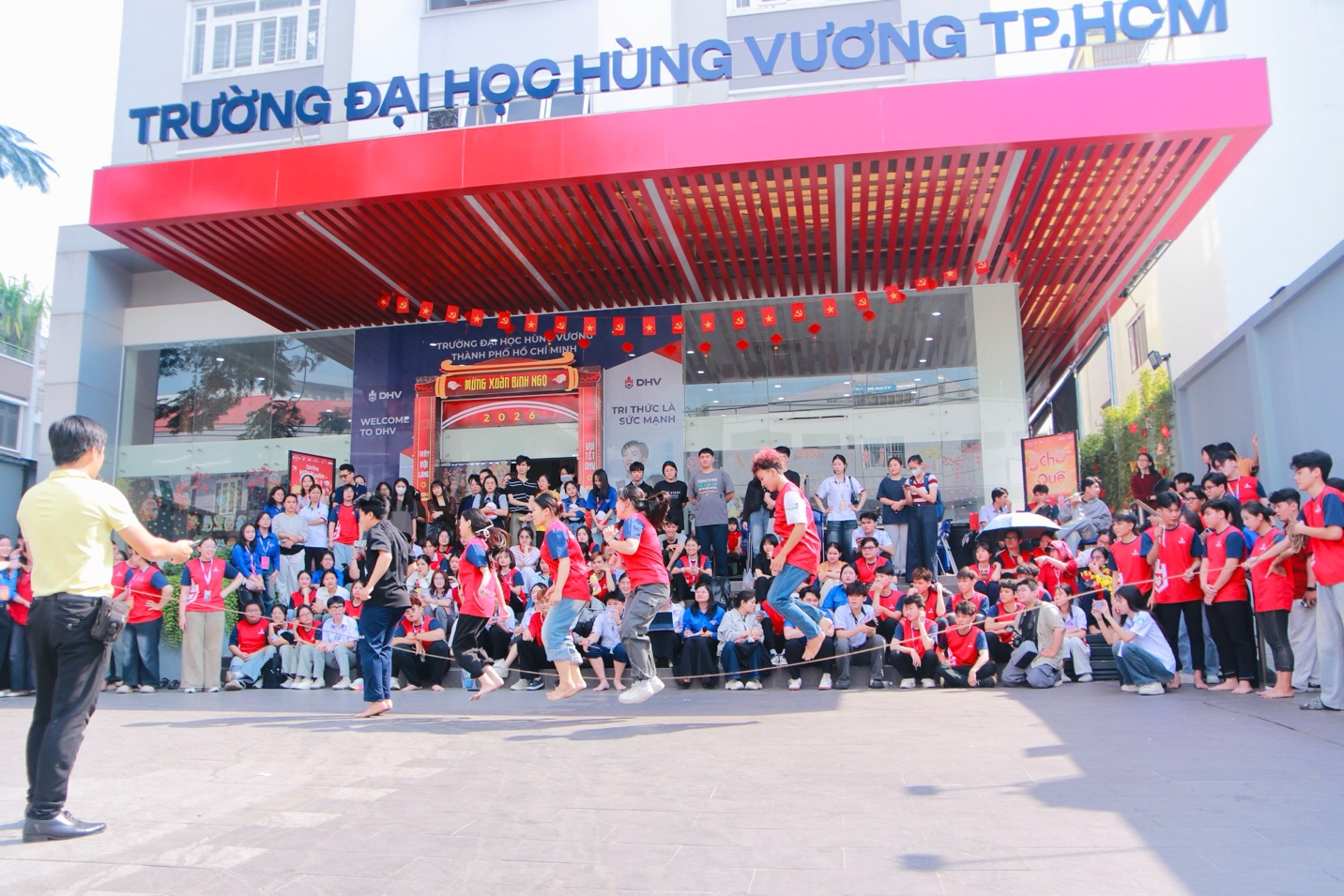 Gen Z và cách họ chạm vào Tết truyền thống theo cách rất riêng- Ảnh 1.