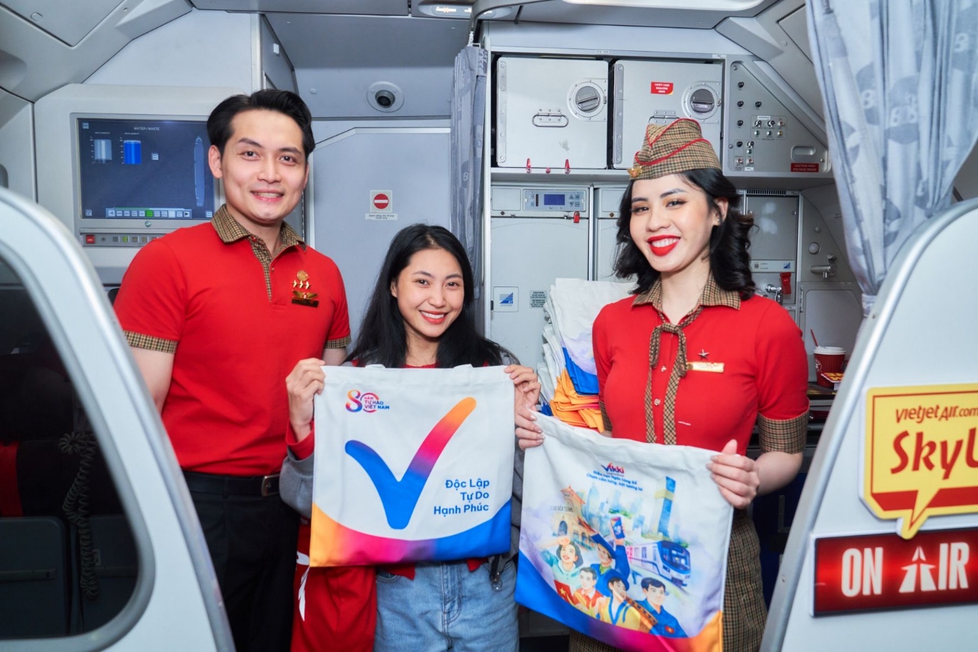 Trải nghiệm không khí lễ hội rộn ràng trên những chuyến bay Vietjet- Ảnh 1. Trải nghiệm không khí lễ hội rộn ràng trên những chuyến bay Vietjet- Ảnh 1.
