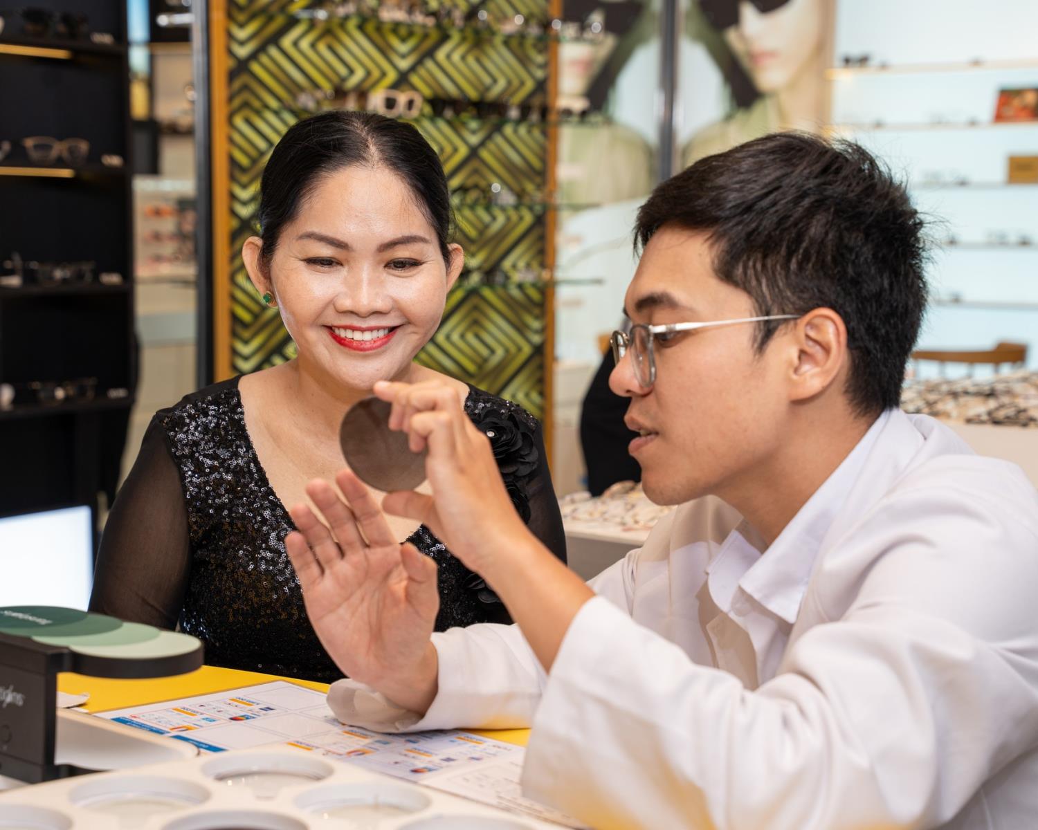 Tròng kính cận chính hãng: TOP 5+ loại tốt và bảng giá chi tiết- Ảnh 4. Tròng kính cận chính hãng: TOP 5+ loại tốt và bảng giá chi tiết- Ảnh 4.