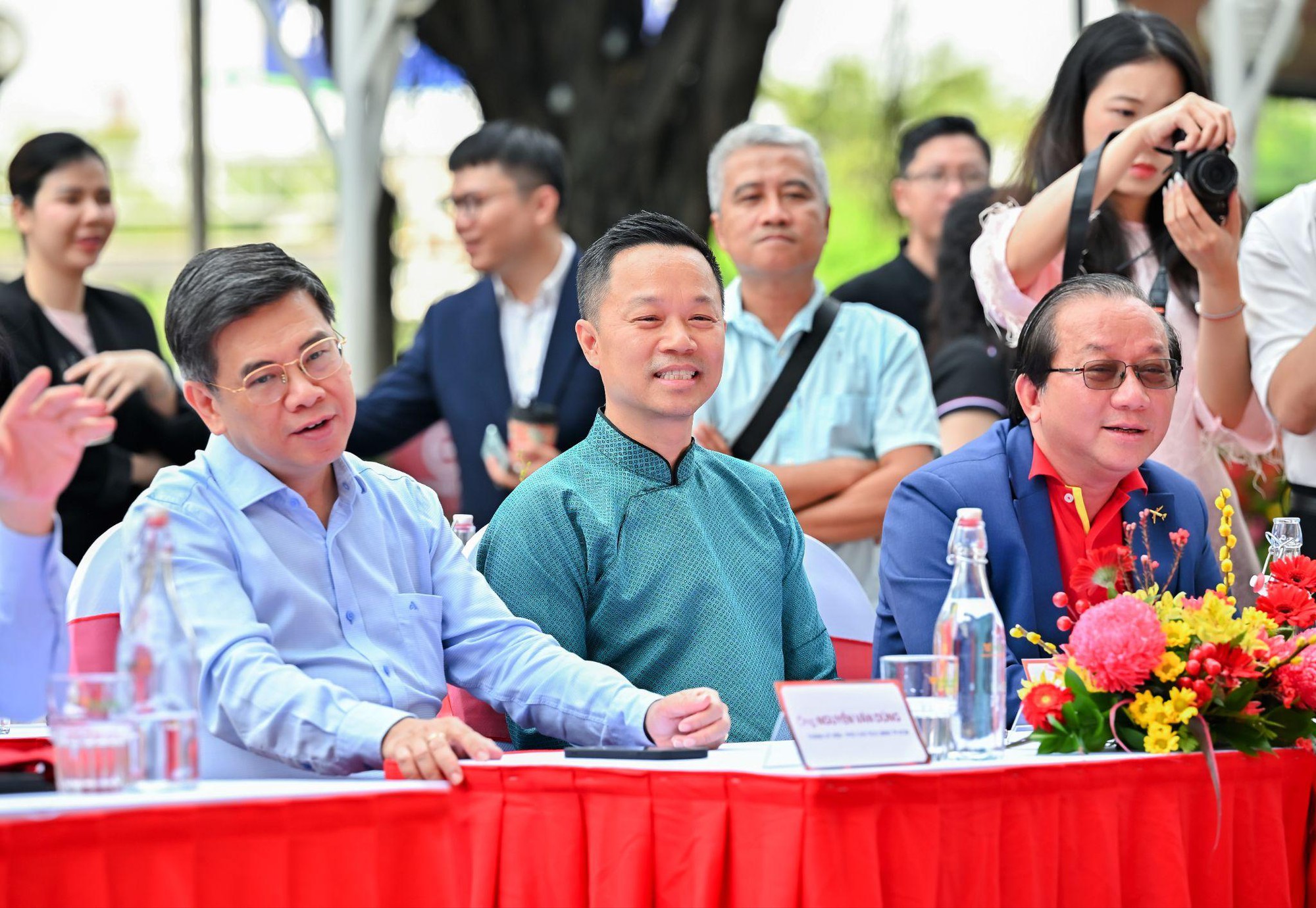 Check-in Tết 2026: Đường hoa xuân rực rỡ tại cửa ngõ sân bay Tân Sơn Nhất chính thức mở cửa- Ảnh 4. Check-in Tết 2026: Đường hoa xuân rực rỡ tại cửa ngõ sân bay Tân Sơn Nhất chính thức mở cửa- Ảnh 4.