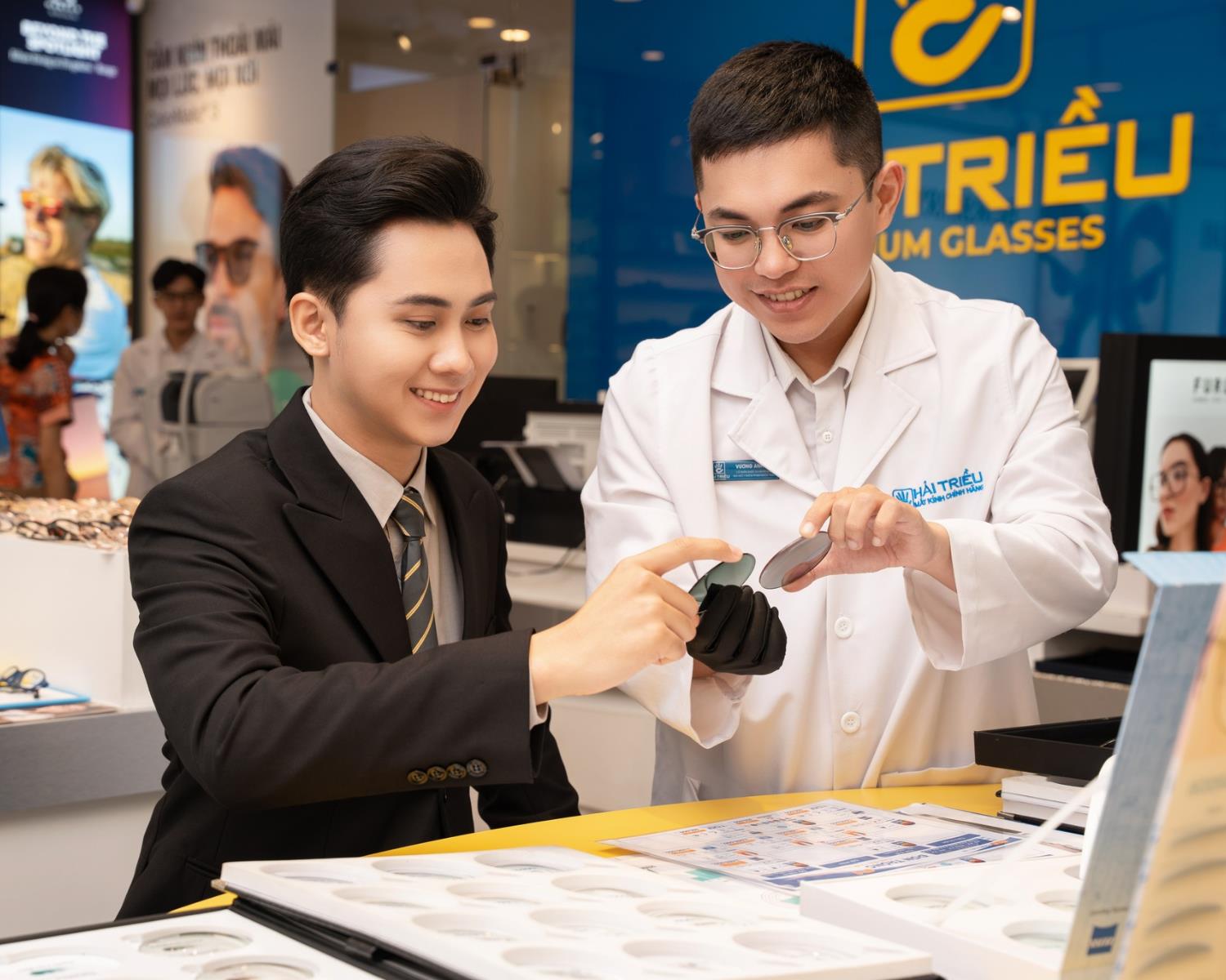 Tròng kính cận chính hãng: TOP 5+ loại tốt và bảng giá chi tiết- Ảnh 5. Tròng kính cận chính hãng: TOP 5+ loại tốt và bảng giá chi tiết- Ảnh 5.