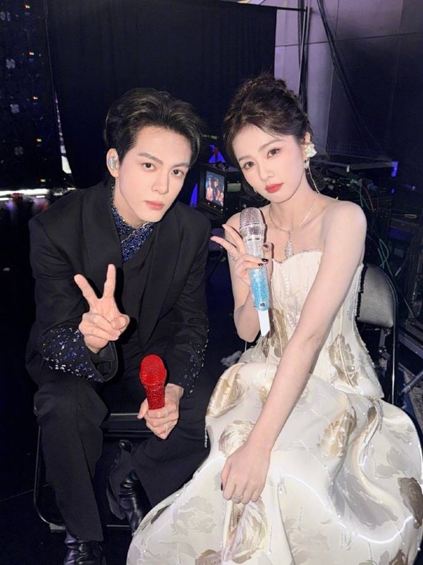 Bắt gặp cặp diễn viên hot nhất năm 2025 