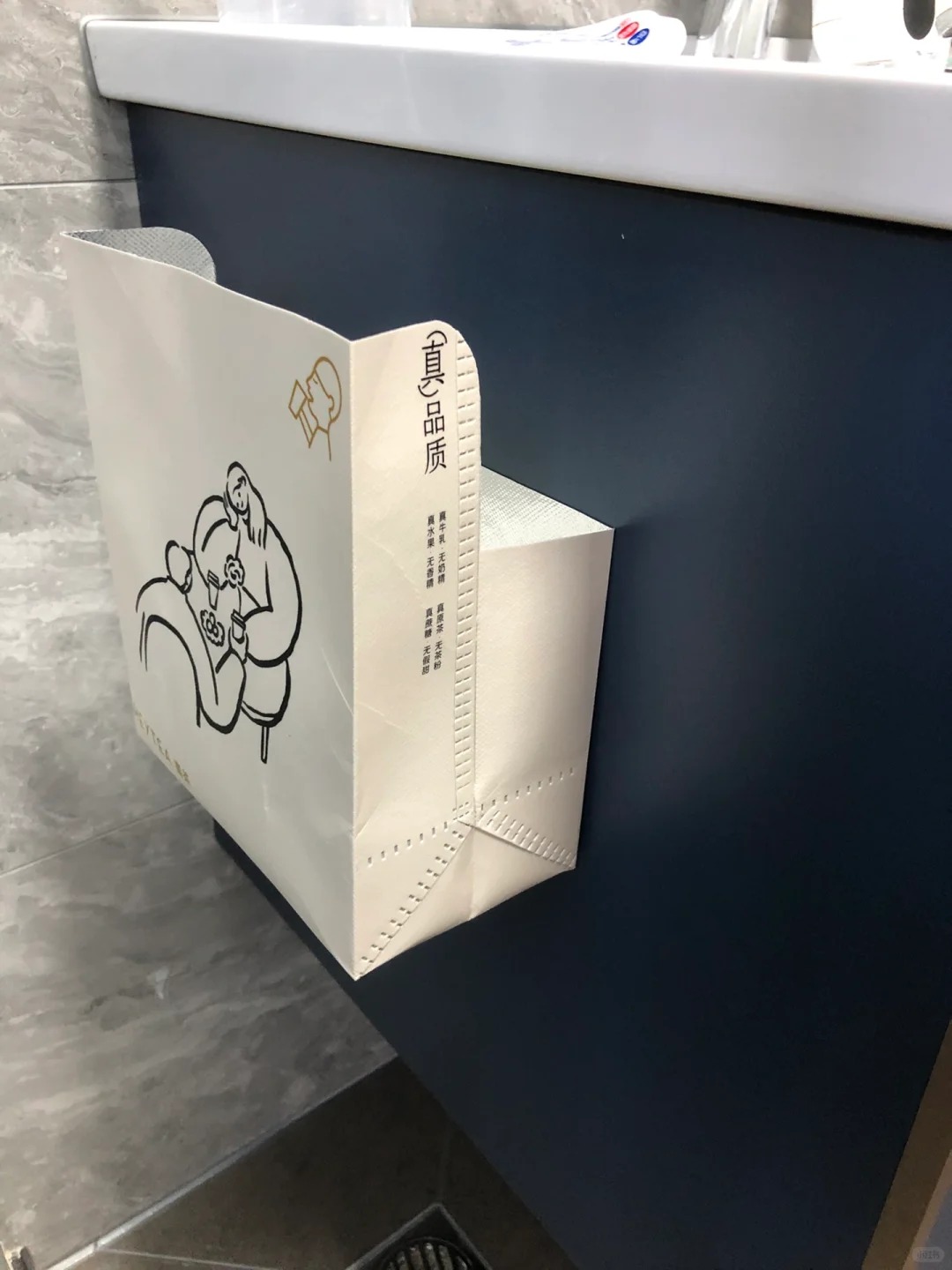 Mẹ không mua hộp lưu trữ, vẫn giữ nhà ngăn nắp hoàn hảo: 12 mẹo tận dụng đồ cũ khiến tôi thật sự nể phục- Ảnh 7.