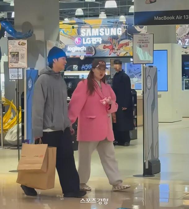 Vợ chồng nữ ca sĩ đình đám hẹn hò mùng 4 Tết, dính ngay tin mang thai- Ảnh 3.